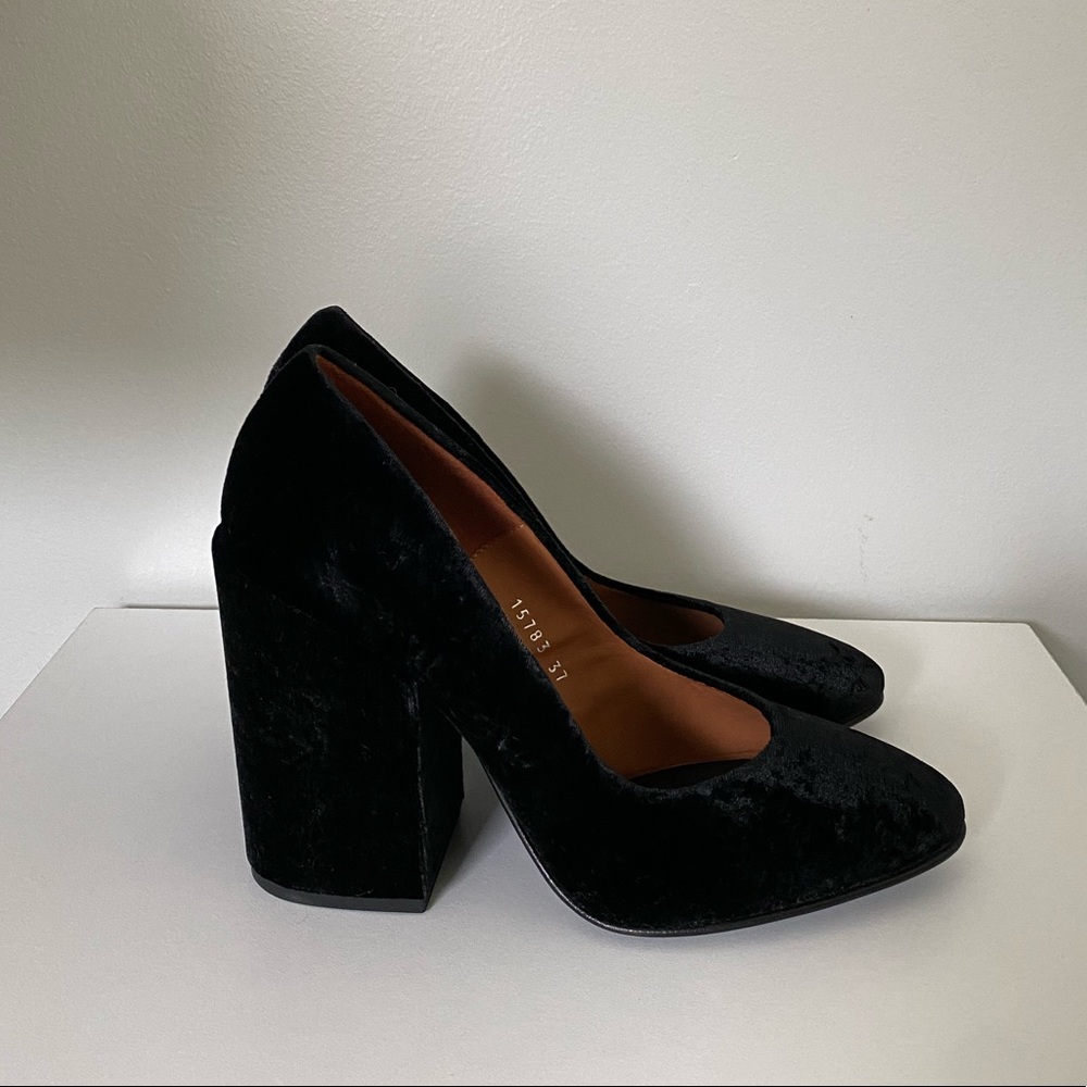 Dries Van Noten Velvet block heel pumps. NWT. Size 37